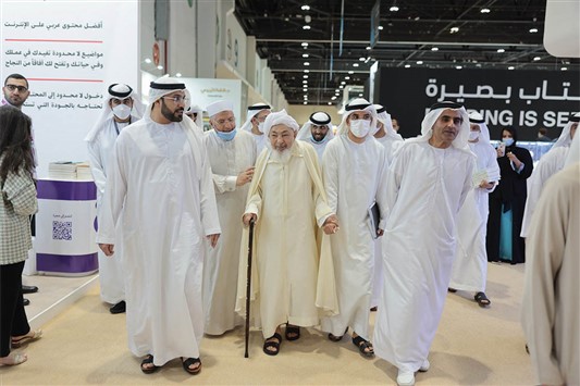 رئيس مجلس الإمارات للإفتاء الشرعي يزور جناح مركز أبوظبي للغة العربية